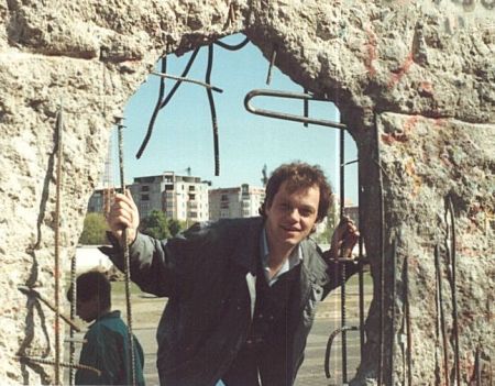 Blick durch die Mauer von Ost nach West